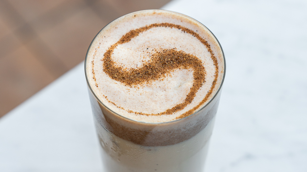 Verre de chaï latte sur une table