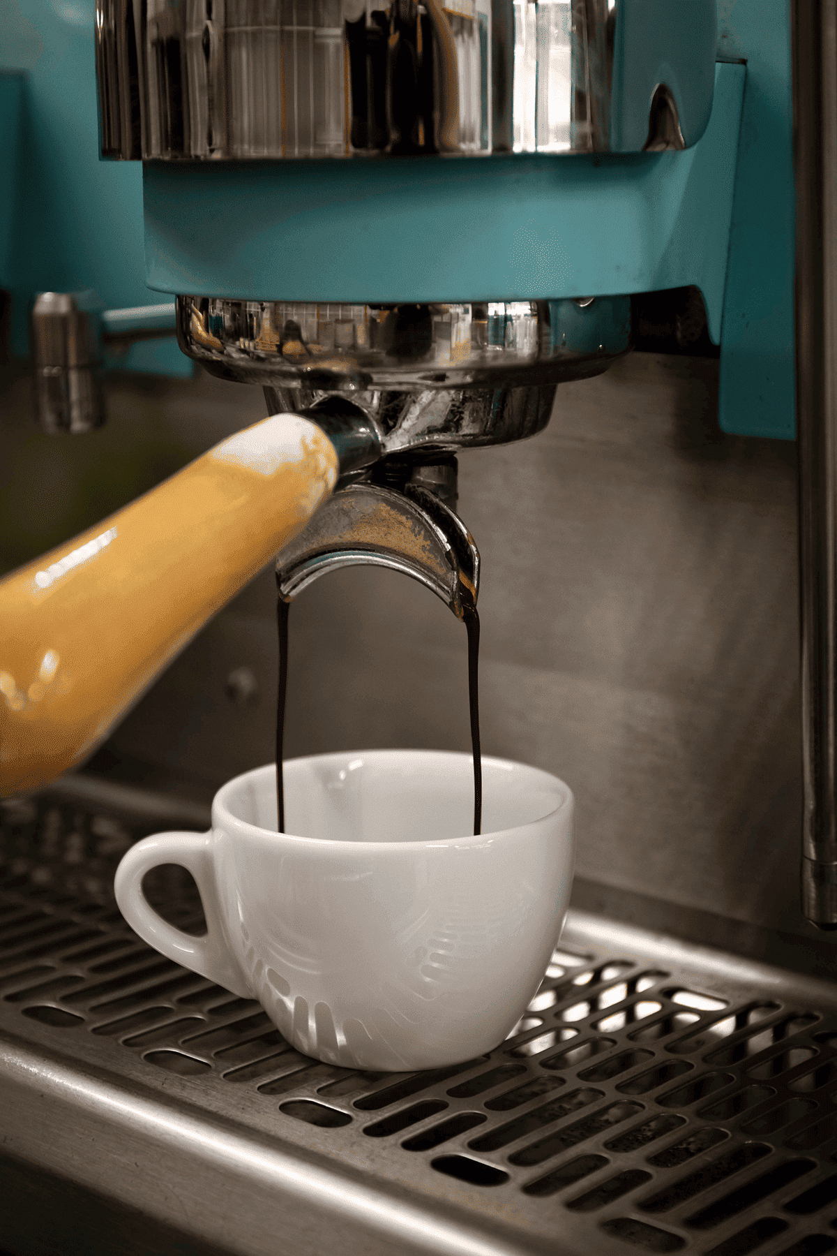 Une machine à café automatique moderne et compacte
