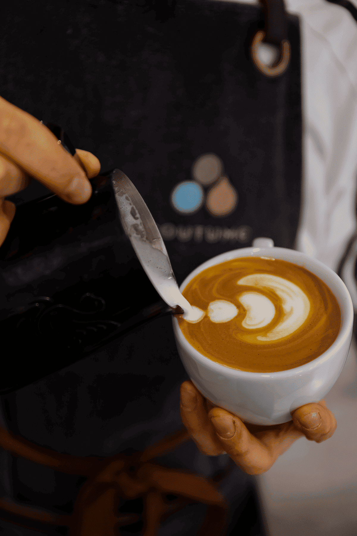 Barista en train de faire du latte art