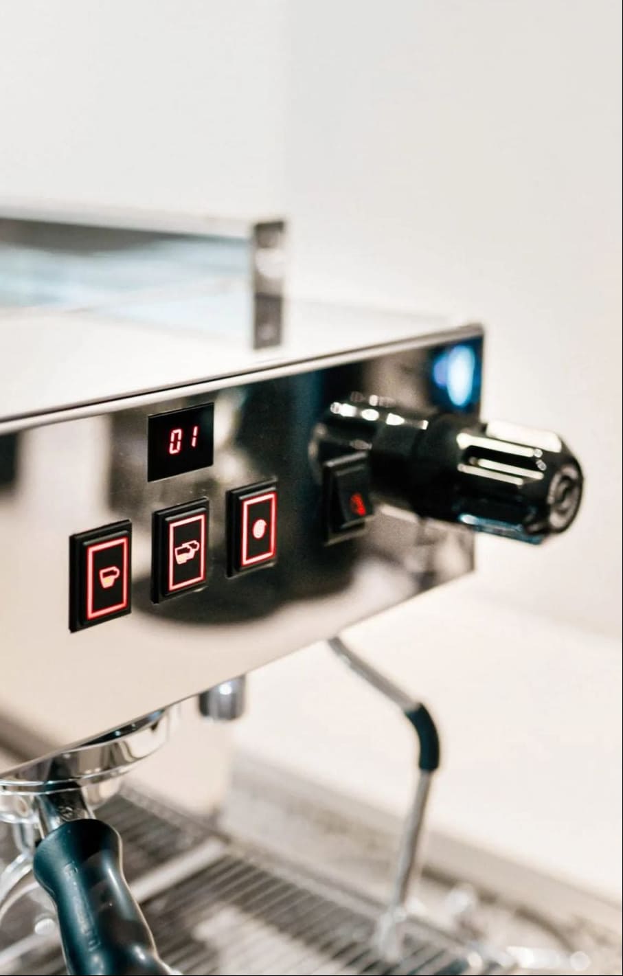 Une machine à café automatique moderne et compacte est installée dans un espace de bureau au design contemporain.