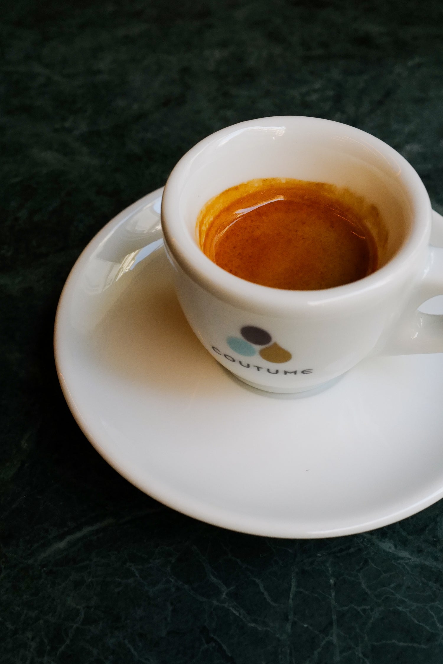 Tasse de cafe expresso coutume sur une table